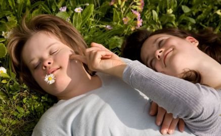 Zwei Kinder spielen im Rasen