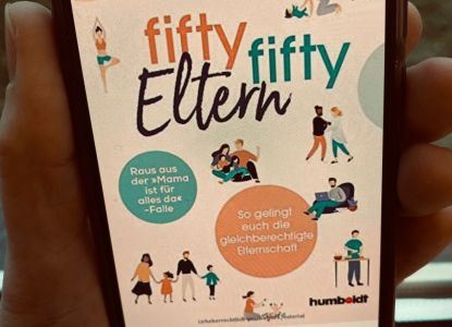 Handy mit Plakat zu "fifty fifty Eltern"