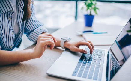 Frau arbeitet am Laptop