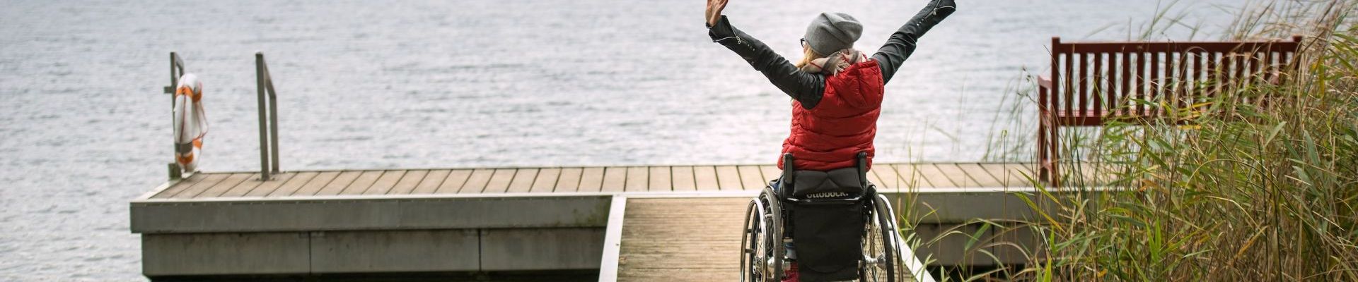 Rollstuhl fahren auf dem Steg in Familienferienpark Dambeck