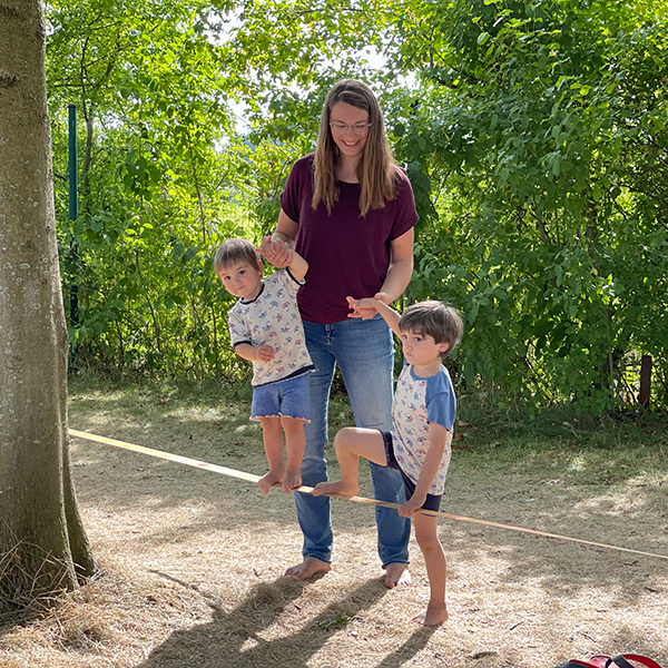 Kinder balancieren auf einer Slackline in Burhave