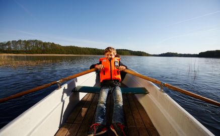 Auszeit für Alleinerziehende im Familienferienpark Dambeck ein Junge rudert im Boot