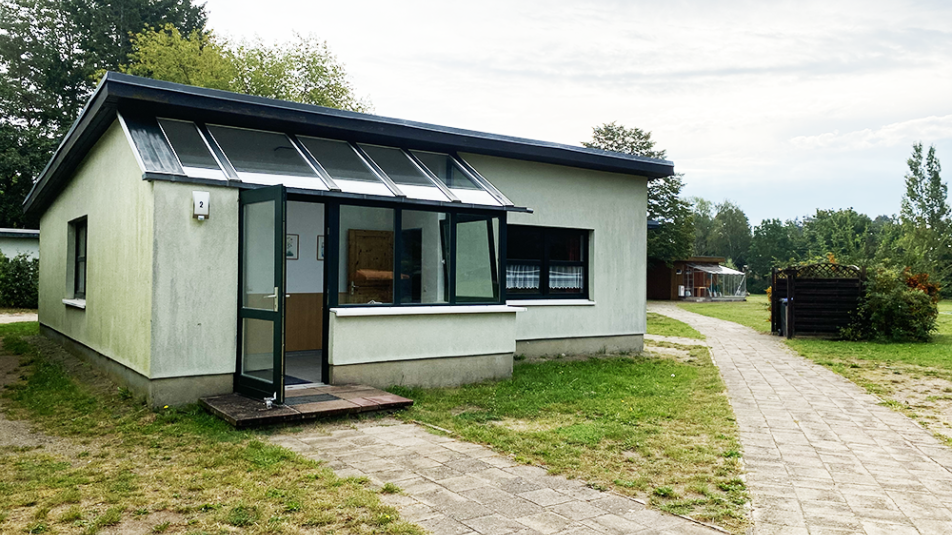 Die Außenansicht des Bungalows im Ferienzentrum Schwerin.