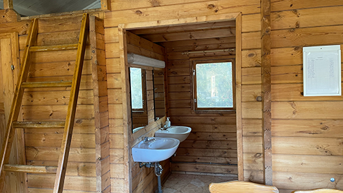 Badezimmer in der Blockhütte im Ferienzentrum Schwerin