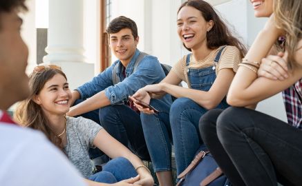 Gruppe von lachenden jungen Menschen