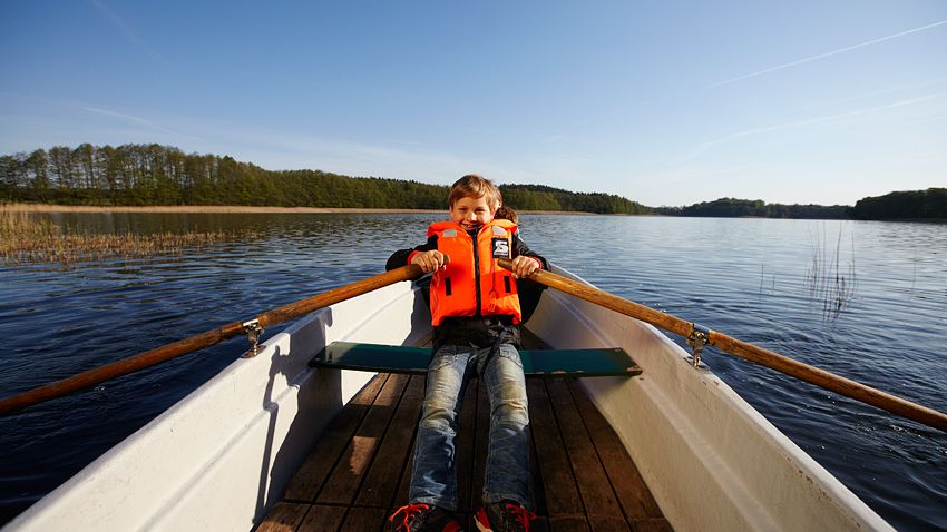 Auszeit für Alleinerziehende im Familienferienpark Dambeck ein Junge rudert im Boot